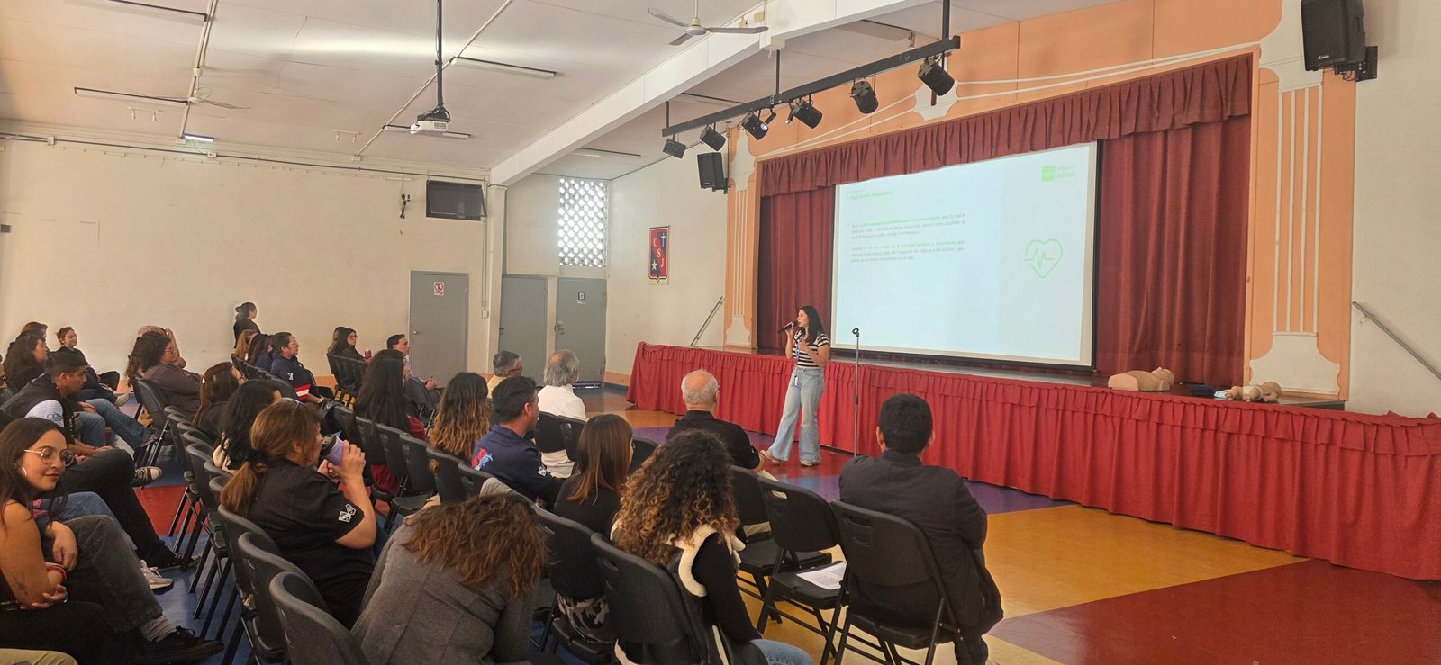 Personal del colegio durante la capacitación de primeros auxilios