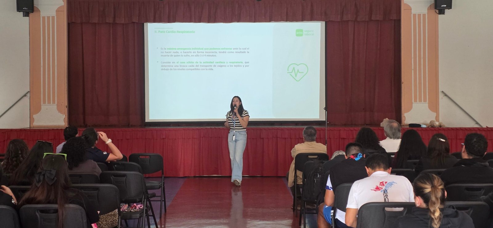 María José Oporto, relatora de ACHS, dictando la capacitación