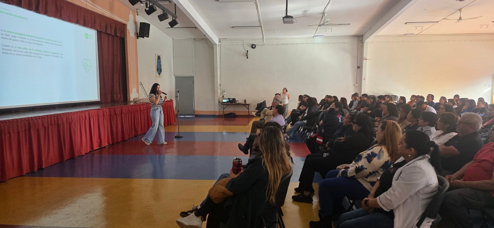 Personal del colegio durante la capacitación de primeros auxilios