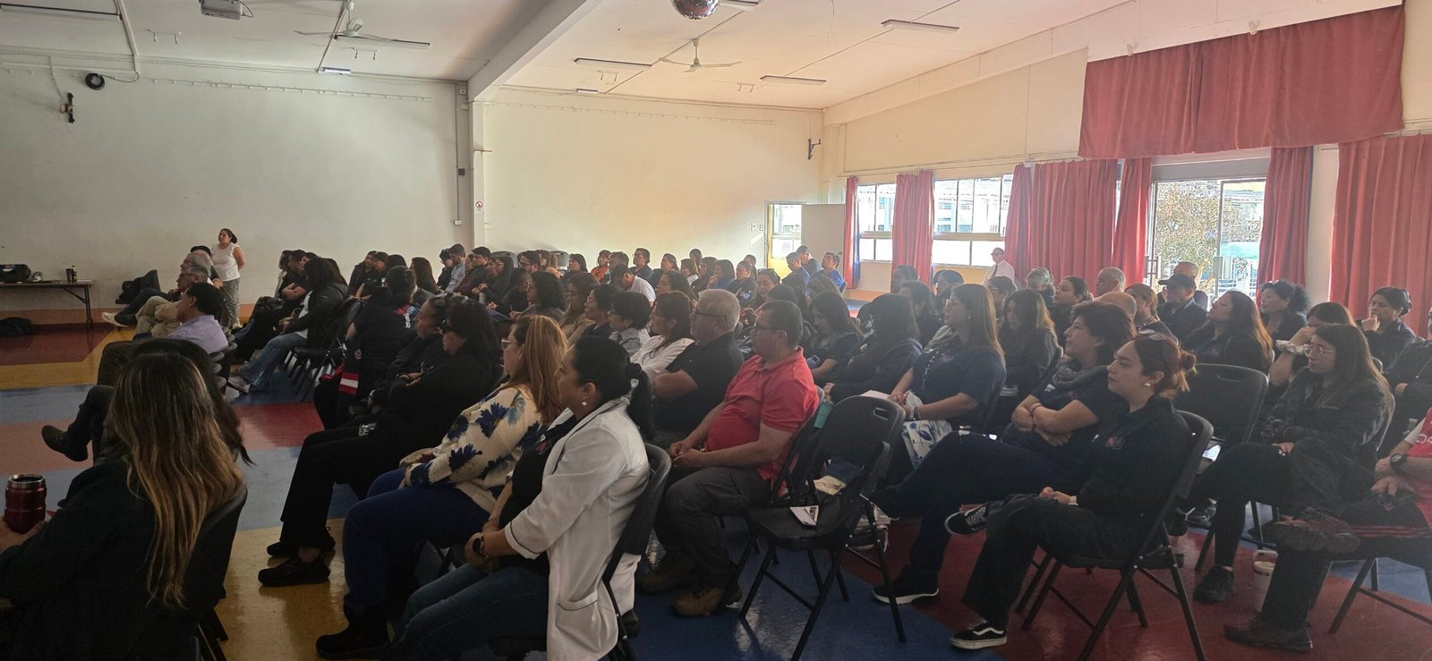 Personal del colegio durante la capacitación de primeros auxilios