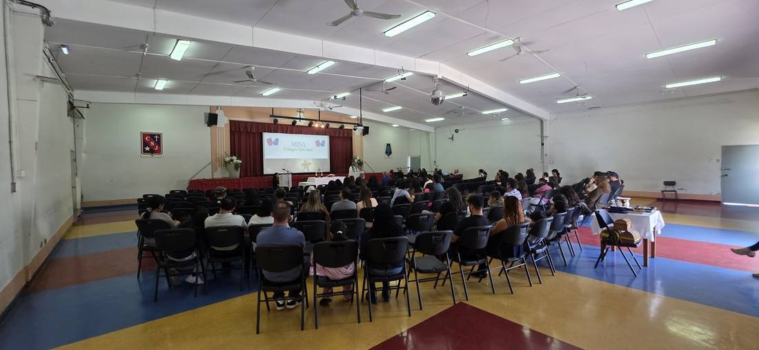 Comunidad reunida en el Salón de Actos durante la Misa Comunitaria