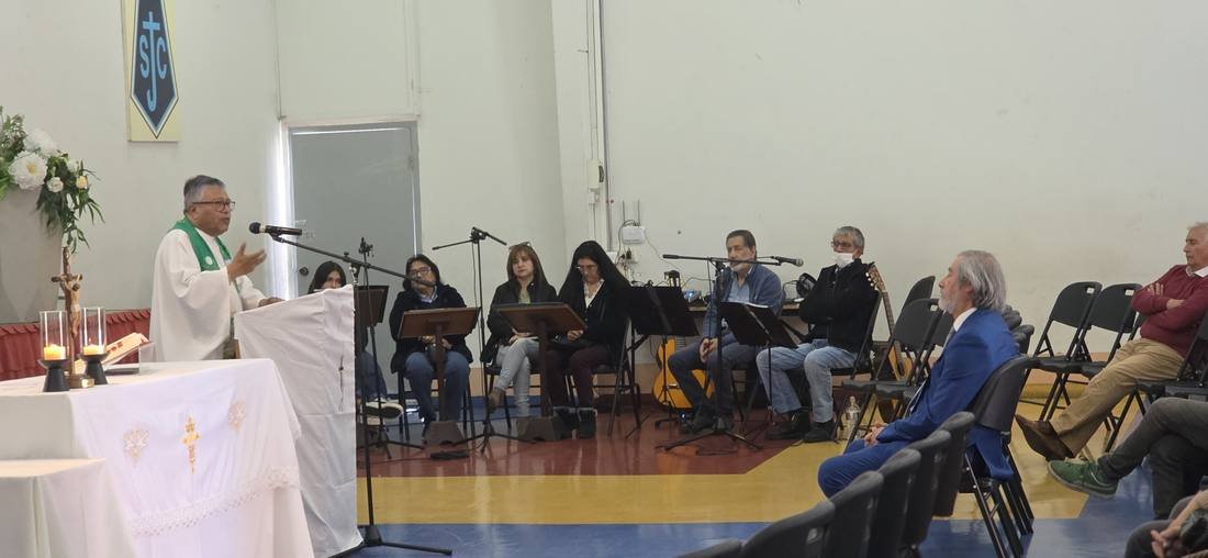 El coro de apoderados acompañando el inicio de la celebración