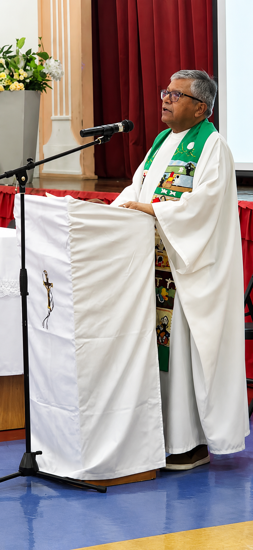 Padre Alejandro Osorio en la homilía