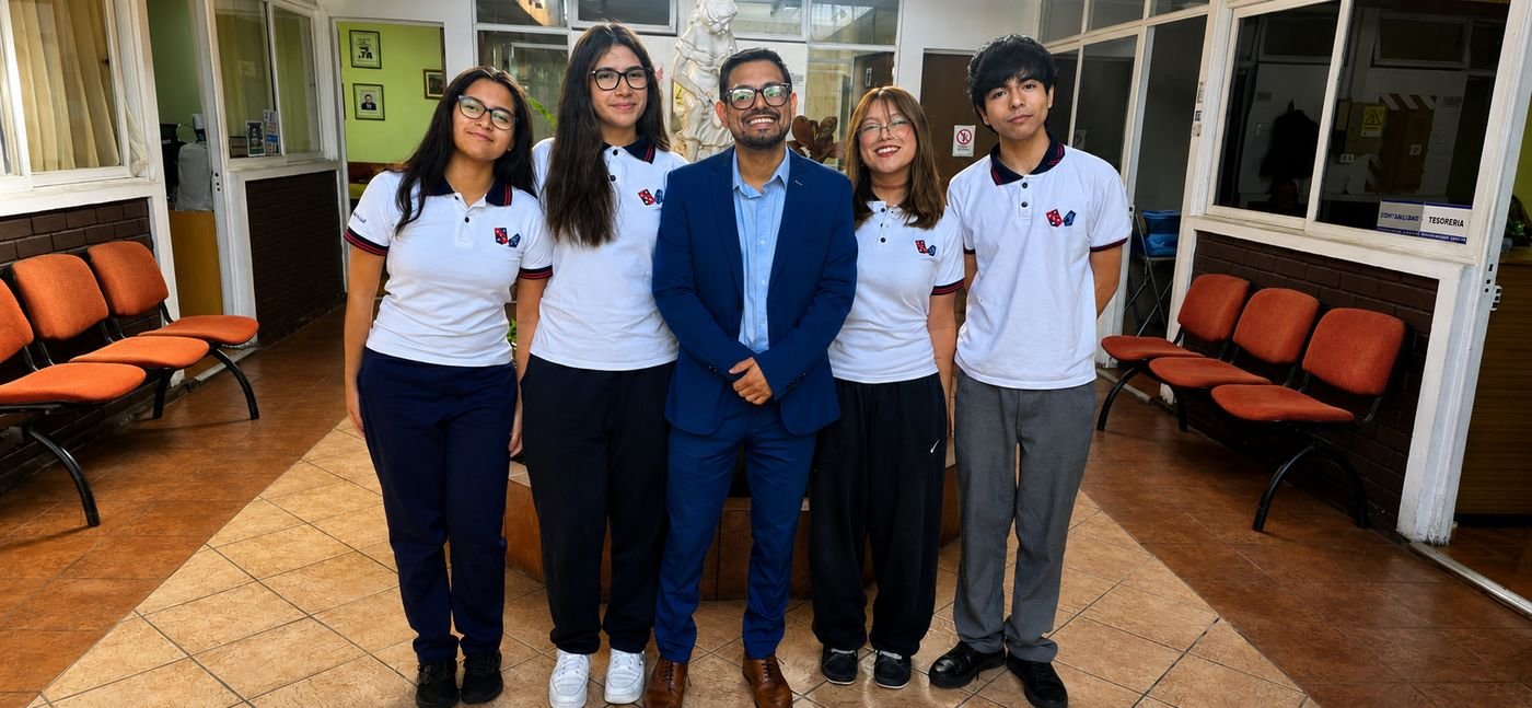 Equipo 2° lugar, Eje Norte, junto al profesor Cristhian Campos