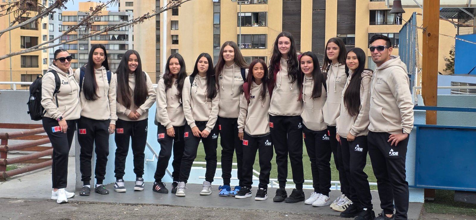 Selección de Voleibol U-14 junto a sus técnicos, previo a su viaje a la Final Nacional